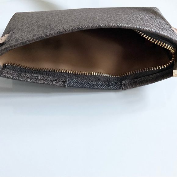 Michael Kors Fanny Pack Belt Bag. NWOT. - Picture 4 of 7